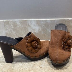 Suede clogs